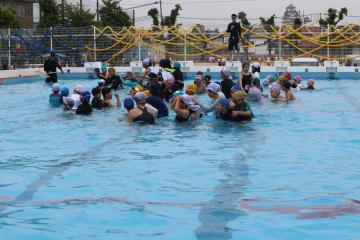 1年生と6年生がプールに入っている写真