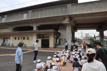 京口駅前で駅員さんたちに挨拶しているところの写真