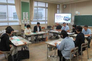 4校園の代表者が地域のこどもの成長を願い情報交換や協議を行っている様子