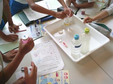 DPD試薬を使った実験に興味津々の子どもたち。