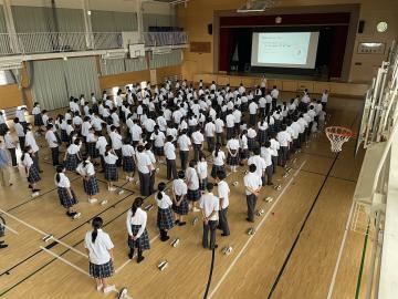 生徒が講習中の活動に参加しているようす