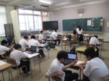 教室で販売学習用のチラシを制作する生徒たちの様子