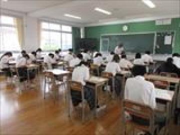期末考査に取り組む1組の生徒の様子