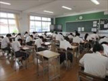 期末考査に取り組む2組の生徒の様子