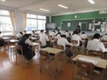 期末考査に取り組む3組の生徒の様子