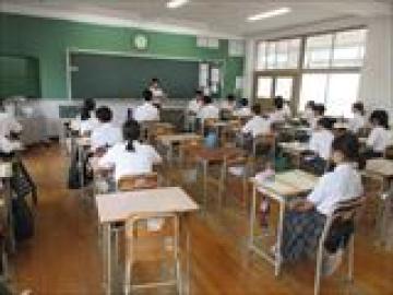学級で弁論を読む生徒とそれを聞く生徒たちの様子