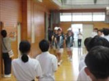 入場する男子ソフトテニス部の生徒たちの様子