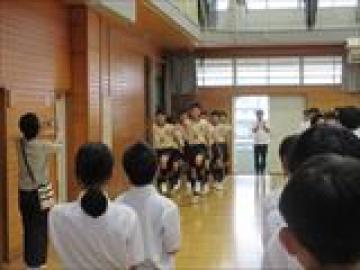 入場するサッカー部の生徒たちの様子