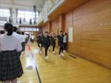 退場する女子ソフトテニス部の生徒たちの様子
