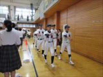 退場する野球部の生徒たちの様子