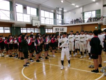 体育館内での選手入場で、野球と書かれたプラカードを持った参加者の様子です。