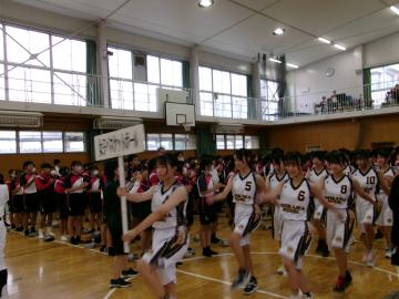 体育館内での選手入場で、別のプラカードを持った参加者の様子です。