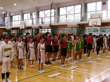 参加者が体育館内でみんなで校歌を合唱している様子