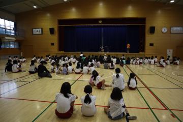 体育館に大勢の子どもたちが集まっている写真