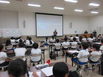 エコパーク館内の室内で講師の話を聞いている児童たちの様子