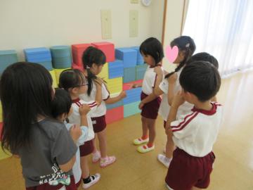じゃんけん列車でじゃんけんをする子供たち