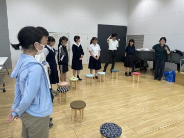 先生の話を聞く生徒の様子