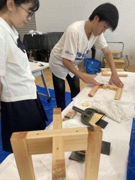 椅子の脚にやすりをかける様子