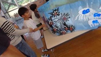 室内で制作したミニ水族館のクラゲを見る園児たちの様子
