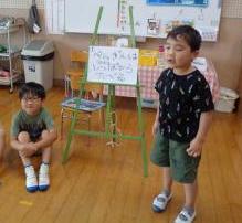 室内でイラストを用いて〇×クイズをする園児たちの様子