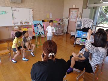 室内でペンギンについて話しあう園児たちやご家族の様子