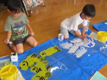 室内でミニ水族館を作る園児たちの様子