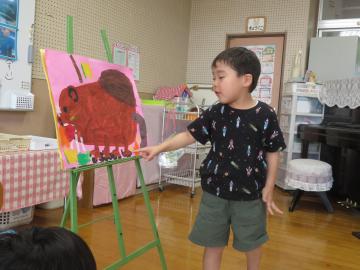 室内でイラストを用いてヌートリアについて話す園児の様子