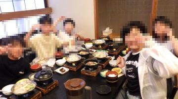 旅館で夕食を食べている児童たちの様子
