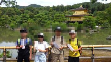 金閣寺を背景に写真撮影する児童たちの様子