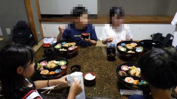 室内で、昼食を食べている児童たちの様子