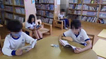 図書室で熱心に本を読んでいる児童たちの様子