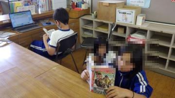 室内で机に座り、思い思いの場所で本を読んでいる児童たちの様子