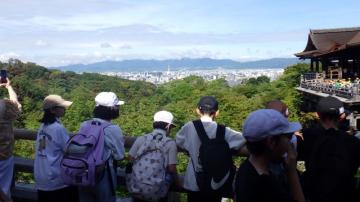児童が清水寺から景色を見ている様子