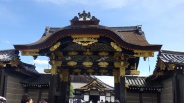 二条城の厳かで立派な門の様子