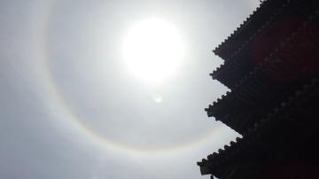5重の塔に太陽が浴びている様子