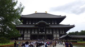 東大寺に児童が入っていく様子