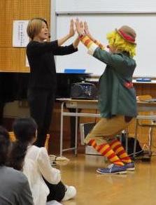 パントマイムの仕方を説明している様子