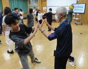 パントマイムに挑戦している様子