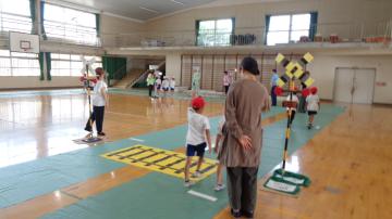 児童が踏切を渡る様子