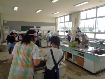 児童が調理実習をする様子
