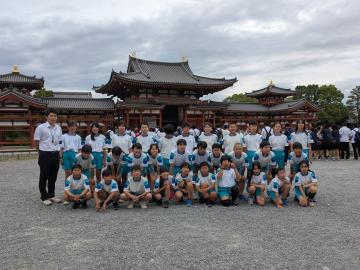 平等院鳳凰堂をバックに記念撮影