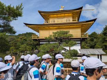 鹿苑寺金閣を見学する児童