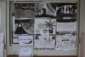 6年生が墨で描いた絵画の写真