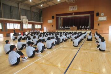 南体育館で生徒会選挙立候補者の演説に耳を傾ける全校生の様子