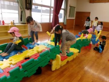 大型ブロックで遊ぶ様子
