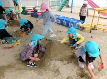 砂場でのトンネルづくり