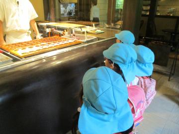 御座候が焼ける様子を見学している幼児