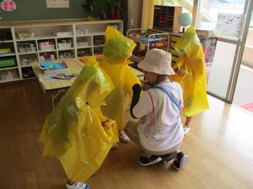 カッパを着て避難訓練をする幼児