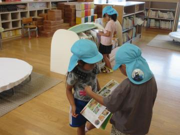 図鑑を調べている子ども達