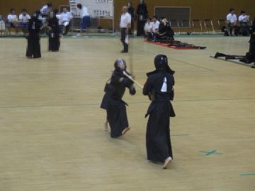 剣道団体戦で戦う二人の選手の様子
